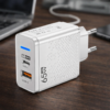 Cargador 65W USB-C Power Delivery + USB-A Quick Charge Contexto